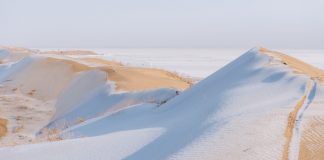 Sahara çölüne gar ýagdy