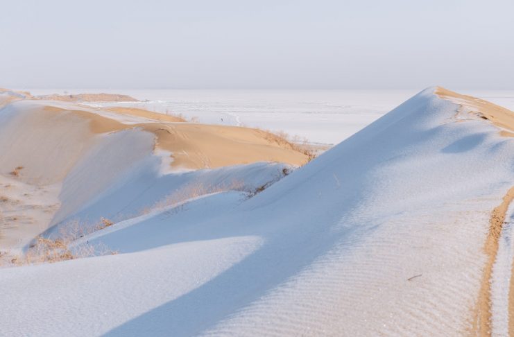 Sahara çölüne gar ýagdy