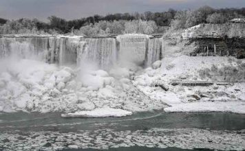 Ниагарский водопад покрылся льдом