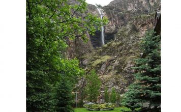 Президенты Сердар Бердымухамедов и Эмомали Рахмон совершили прогулку по живописным местам Варзобского района