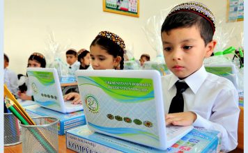 Школьникам Туркменистана выдадут ноутбуки от имени Президента