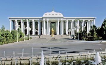 Президент Туркменистана удостоен юбилейной медали к 30-летию нейтралитета