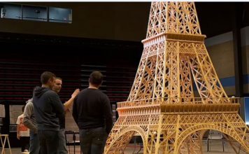 Француз 8 лет строил Эйфелеву башню из 700 тысяч спичек