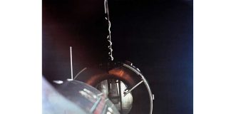 Orbitada iki kosmos gämisi birikdi