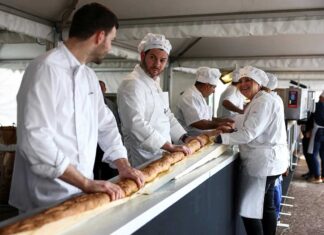 Во Франции испекли самый длинный в мире багет