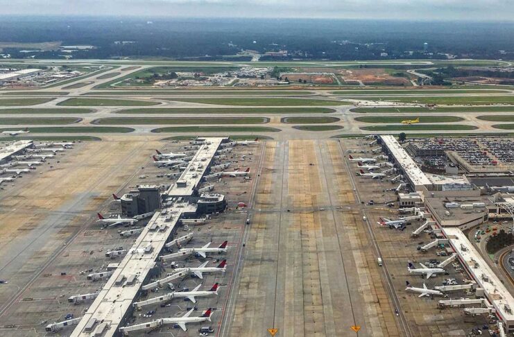 Hindistanda 100 aeroport gurar