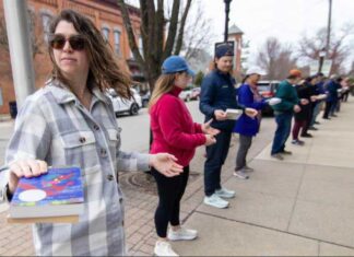 Сотни жителей Мичигана выстроились в живую цепь, чтобы перевезти 9100 книг