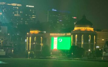 Праздничная туркменская символика на площади Независимости Куала-Лумпура