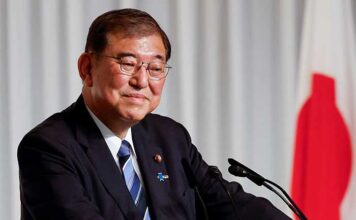Премьер Японии заявил, что хочет остаться на посту, несмотря на провал на выборах