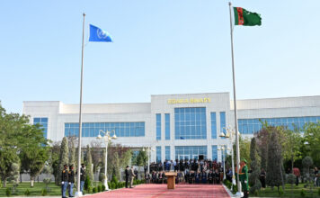 Церемония поднятия флагов по случаю Третьей конференции ООН по развивающимся странам, не имеющим выхода к морю