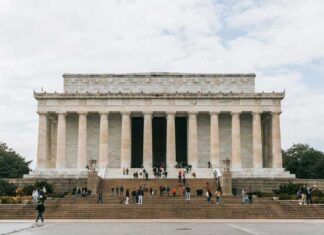 Трамп подписал указ о строительстве правительственных зданий в классическом античном стиле