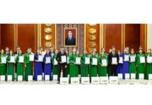 В Туркменистане наградили победителей олимпиады по биологии среди школьников