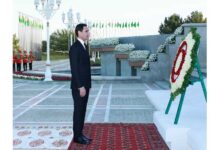 Türkmenistanyň Prezidenti Garaşsyzlyk binasyna gül goýmak dabarasyna gatnaşdy