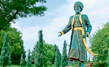 Туркменабат отметил 250-летие поэта-полководца Сейитназара Сейди