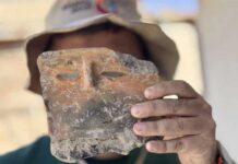 В Турции обнаружен фрагмент глиняной посуды с человеческим лицом возрастом 5000 лет