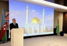 Bakuda Türkmenistan tarapyndan sowgat hökmünde guruljak metjidiň düýbüni tutmak dabarasy mynasybetli brifing geçirildi