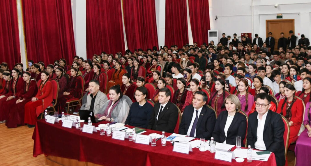 Gazak milli mugallymçylyk uniwersitetinde Türkmenistanyň Bitaraplygynyň 30 ýyllygy bellenildi2