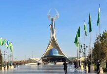 Türkmenistanyň Prezidenti Daşkentdäki «Garaşsyzlyk» ýadygärligine gül goýdy