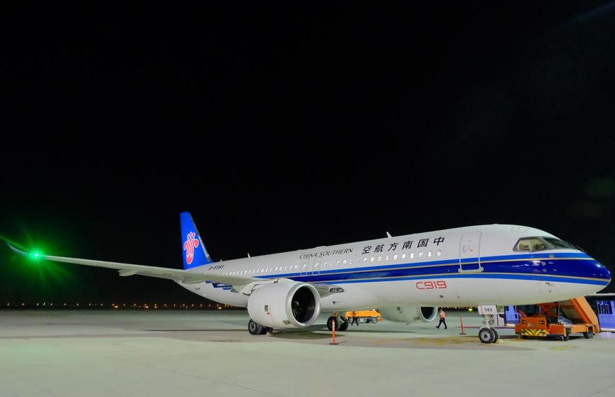 c919 chinese airplane in dubai aviaation show
