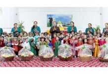 В Туркменистане детям вручили подарки по случаю Праздника урожая