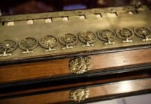 Ilkinji hasaplaýyş enjamy satmak gadagan edildi