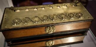 Ilkinji hasaplaýyş enjamy satmak gadagan edildi