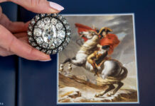 Napoleonyň göwher bezegi gymmada gitdi