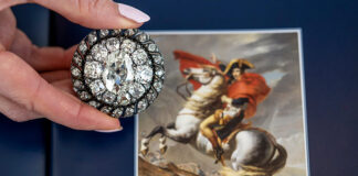 Napoleonyň göwher bezegi gymmada gitdi