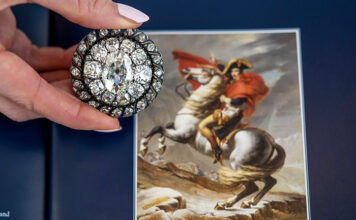 Потерянную Наполеоном при Ватерлоо брошь продали в 14 раз дороже оценочной стоимости