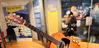 Kurt Kobeýniň gitarasy kolleje sowgat berildi