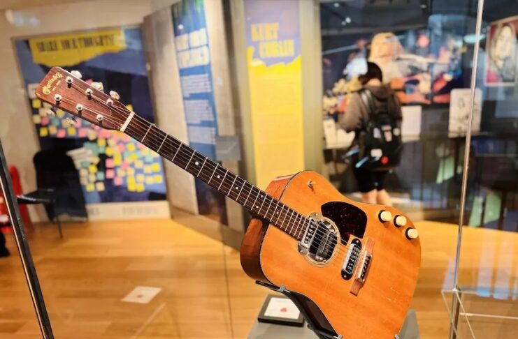 Kurt Kobeýniň gitarasy kolleje sowgat berildi