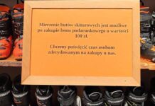 Polşadaky aýakgap dükanynda täze düzgün