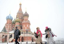 Putin hytaýly syýahatçylar üçin wizany ýatyrdy