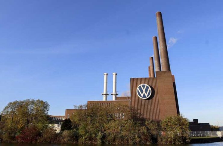 “Volkswagen” taryhynda ilkinji gezek Germaniýadaky önümçiligini ýatyrýar
