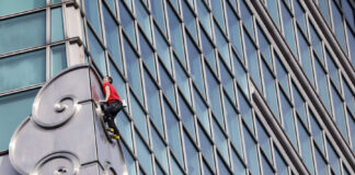 Alpinist Honnold Taýwanyň 500 metrlik gökdiränine goragsyz çykdy