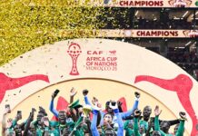 Meýdançany terk etdiler, dolanyp geldiler we çempion boldular