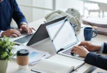 Настольная журналистика: современный стандарт или работа «в четырех стенах»?