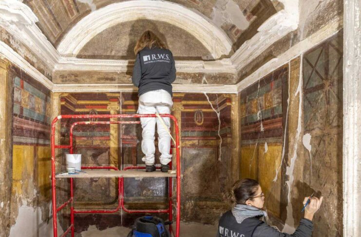 Pompeiniň astyndan täze freskalar tapyldy