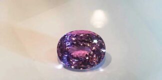 Dünýäniň iň uly melewşe ýakut daşy Şri-Lankada görkezildi