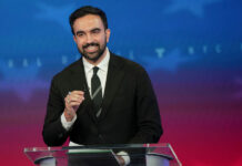 Nýu-Ýorkuň häkimi Gurhana elini goýup kasam kabul eder