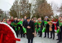 В Ашхабаде прошла церемония возложения цветов к памятнику Алишера Навои