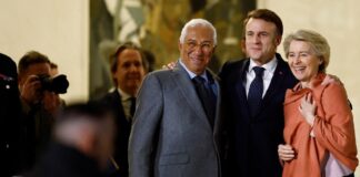 Makron Ýeliseý köşgünde Antoniu Koştany we Ursula fon der Lýaýeni kabul etdi