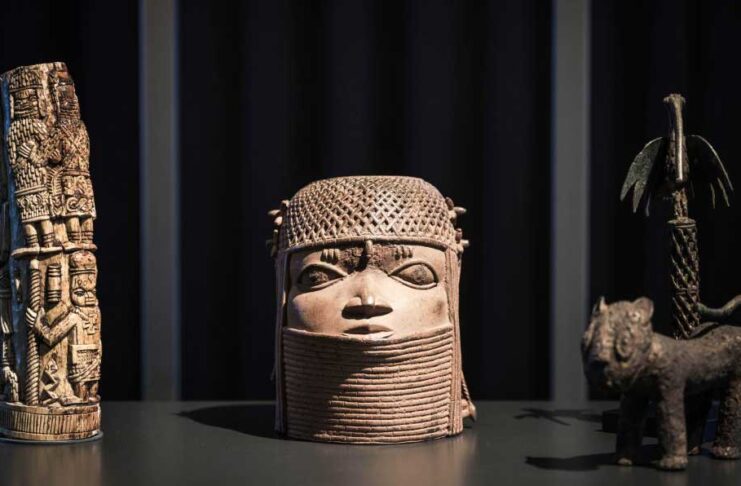 Kembrij Benin bürünçlerini Nigeriýa gaýtardy