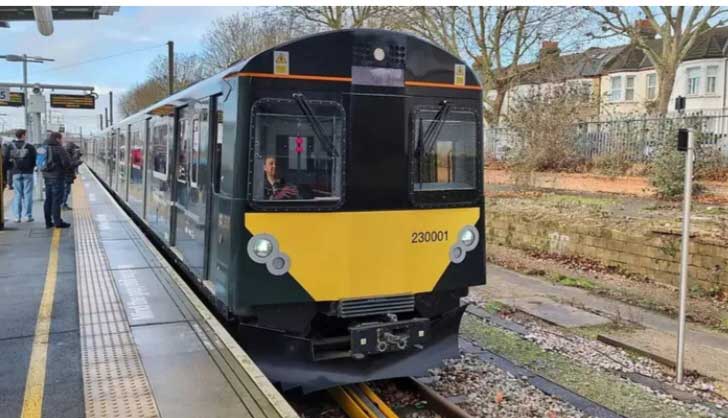 electric-train-in-london-england