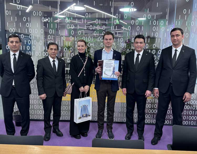 Turkmen-Delegation-Explores-School-21-Innovations