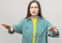 Näme üçin gözüňi ýumup, göni ýöräp bolanok?