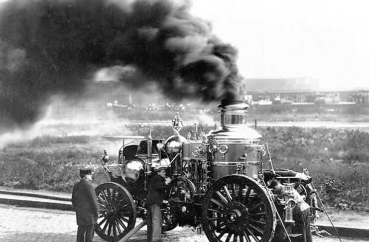 Dünýäde ilkinji bug bilen işleýän ýangyn söndüriji ulag