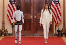 Melanýa Tramp Ak Tamda emeli aňly robot bilen ýöredi