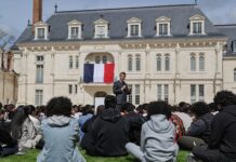 Makron: “Aýda bir gün internetsiz”