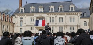 Makron: “Aýda bir gün internetsiz”